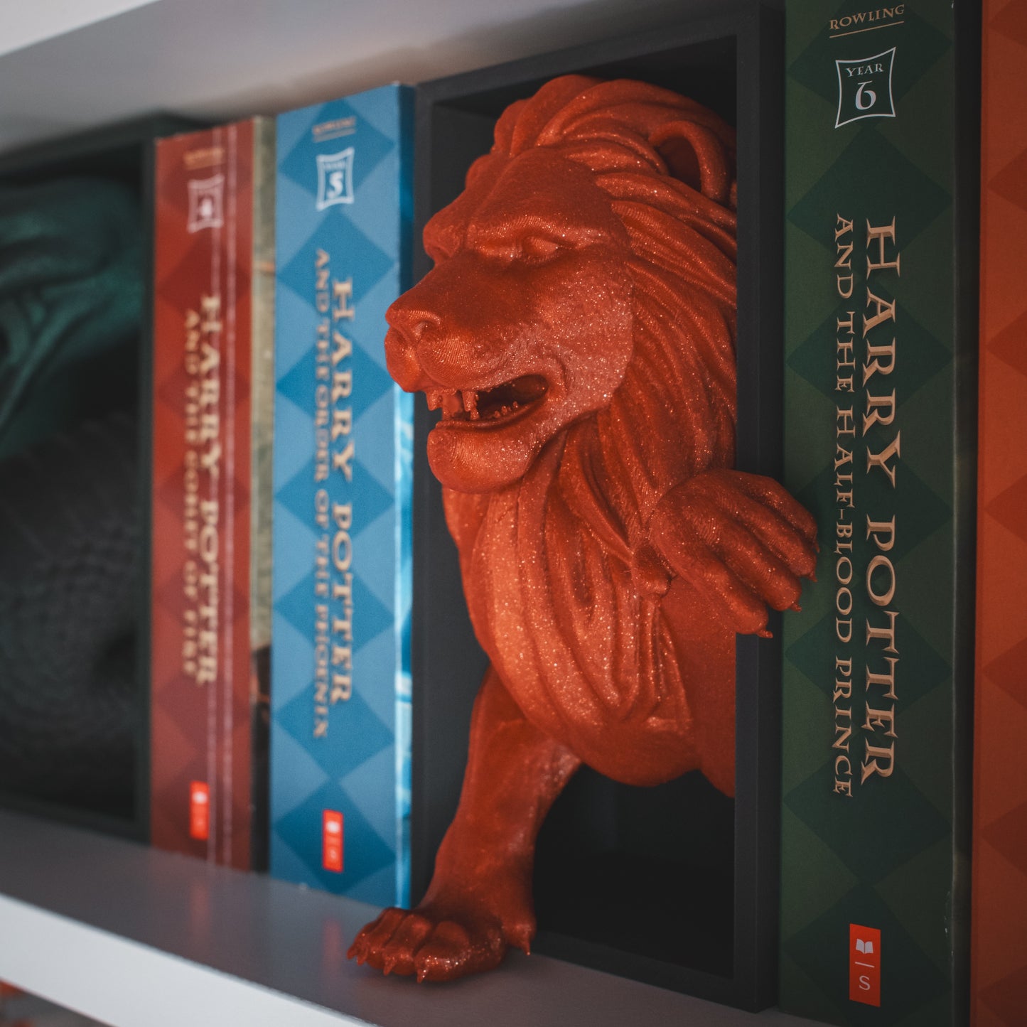 House Lion Book Nook - Red Sparkle